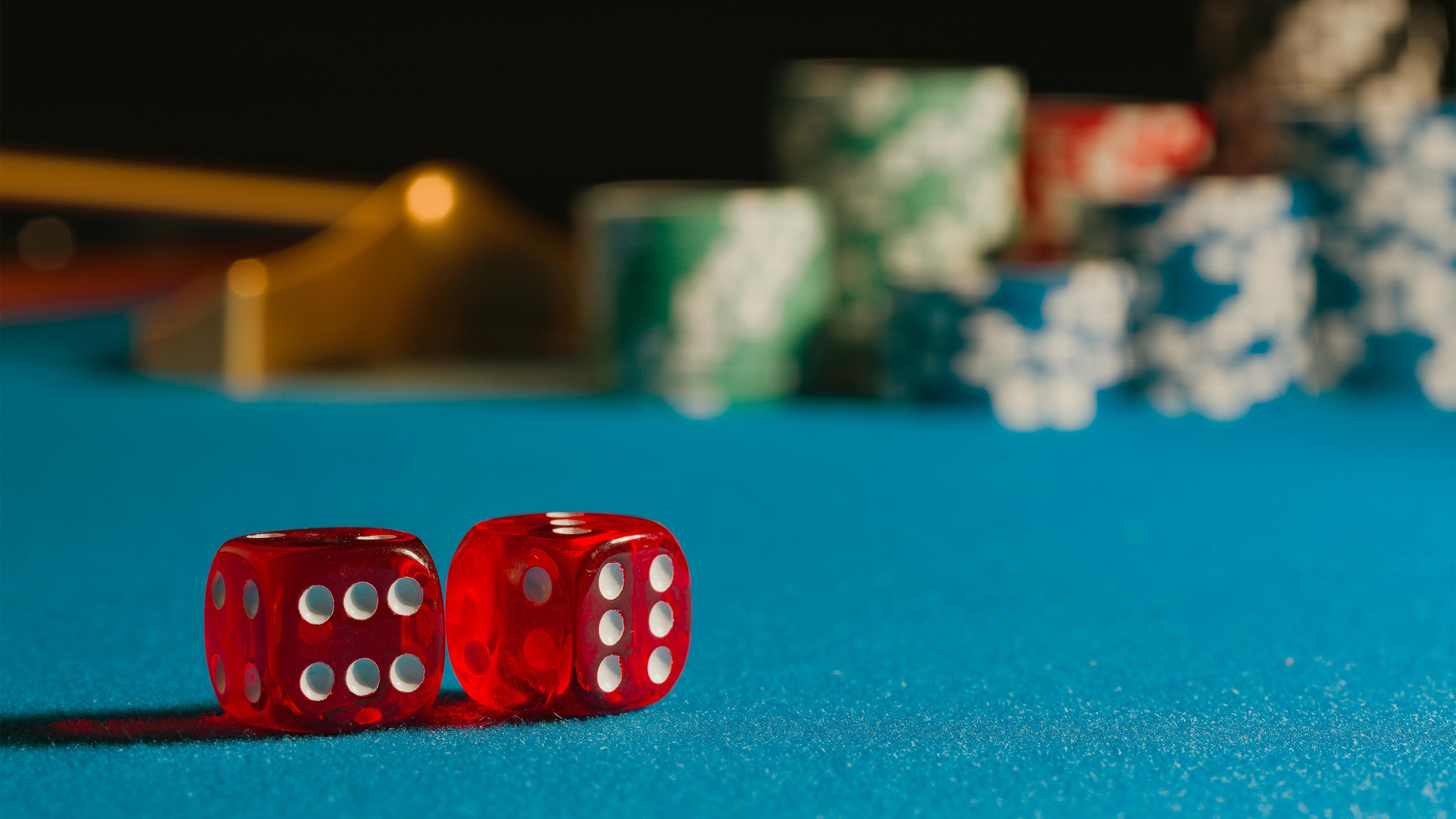 Người chơi trải nghiệm game slot online tại nohu666 trên điện thoại di động
